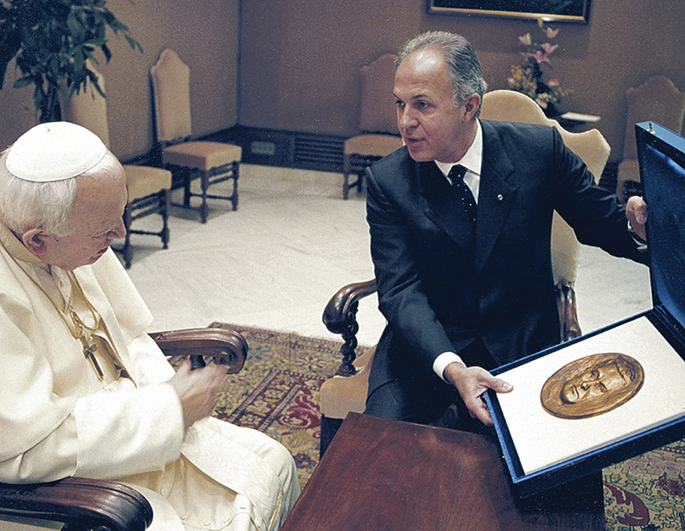 Pope John Paul II accepts a bas-relief sculpture of Father Michael J. McGivney from Past Supreme Knight Carl A. Anderson in 2002. (L&rsquo;Osservatore Romano via Knights of Columbus Multimedia Archive)