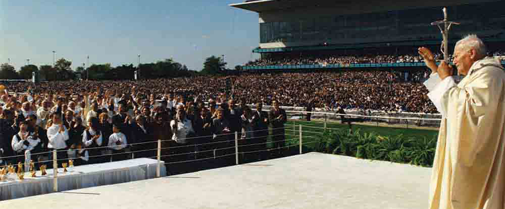 Pope John Paul II celebrates Mass at Aqueduct Racetrack in Queens, N.Y., during his visit to the United States Oct. 6, 1995. (L’Osservatore Romano via Knights of Columbus Multimedia Archive)
