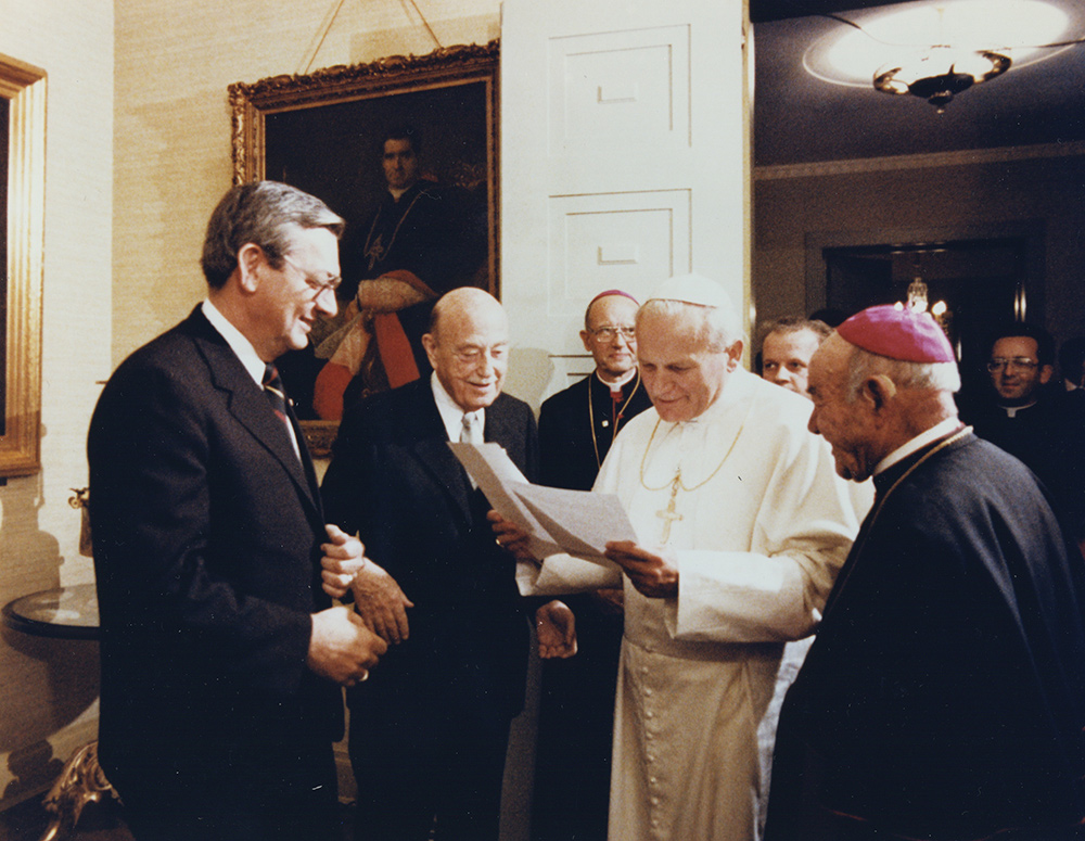 Pope John Paul II meets with Past Supreme Knight Virgil C. Dechant and Supreme Officers in Washington, D.C., Oct. 7, 1979. (L&rsquo;Osservatore Romano via Knights of Columbus Multimedia Archive)