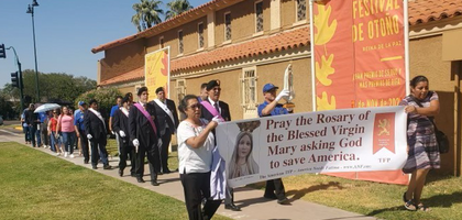 Members of Msgr. Bernard G. Collins Assembly 2889 and Queen of Peace Council 9446 in Mesa, Ariz., help lead a rosary rally at Queen of Peace Parish. 