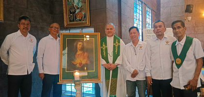 Members of Nuestra Señora Del Rosario Council 15402 in Guiguinto, Luzon North, and Father Winniefred Naboya, pastor and council chaplain, gather around the Order’s pilgrim icon of the Sacred Heart of Jesus at Nuestra Señora Del Rosario Parish. The image remained on display in the church for three days, including during daily Mass celebrated by Father Naboya. The council also organizes weekly Cor gatherings for men of the parish. 
