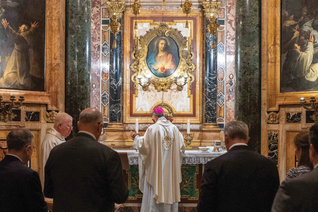 Supreme Chaplain Archbishop William Lori, joined by other Supreme Officers and K of C leaders, celebrates Mass in the Sacred Heart Chapel of the Church of the Gesù in Rome.
