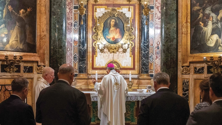 Supreme Chaplain Archbishop William Lori, joined by other Supreme Officers and K of C leaders, celebrates Mass in the Sacred Heart Chapel of the Church of the Gesù in Rome.
