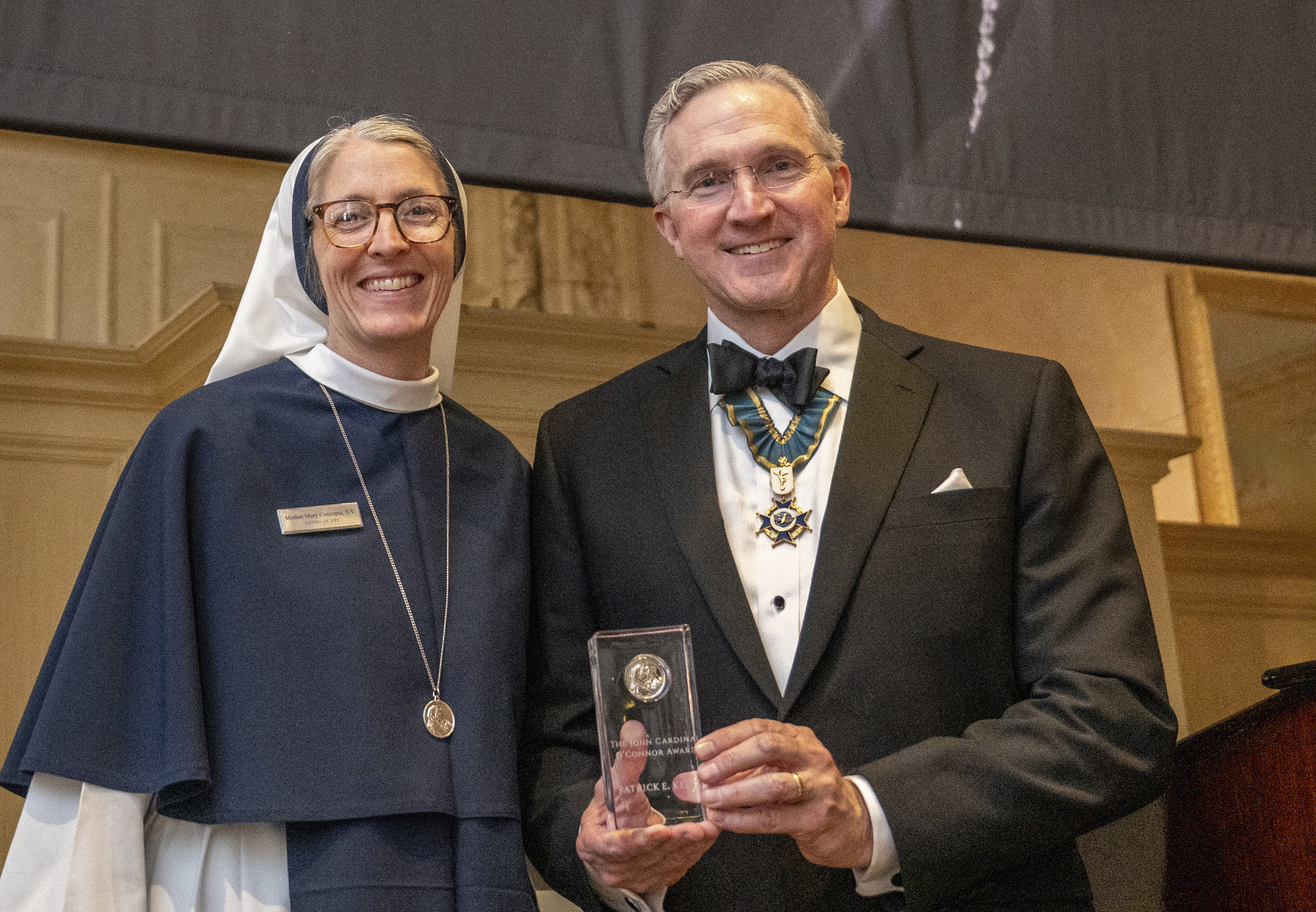 Supreme Knight Patrick E. Kelly accepts the John Cardinal O’Connor Award on behalf of the Knights of Columbus from Mother Mary Concepta, superior general of the Sisters of Life.