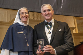 Supreme Knight Patrick E. Kelly accepts the John Cardinal O’Connor Award on behalf of the Knights of Columbus from Mother Mary Concepta, superior general of the Sisters of Life.