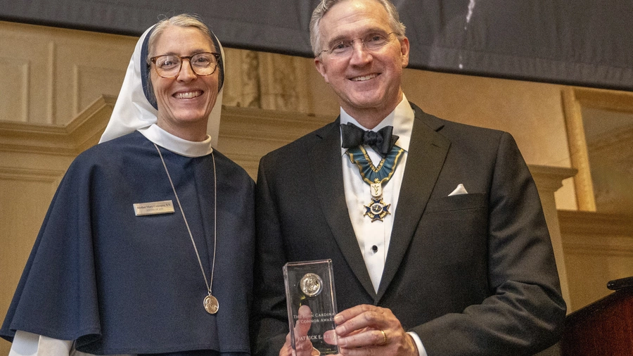Supreme Knight Patrick E. Kelly accepts the John Cardinal O’Connor Award on behalf of the Knights of Columbus from Mother Mary Concepta, superior general of the Sisters of Life.
