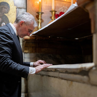 Supreme Knight Patrick Kelly prays at the Holy Edicule, which is raised over the location of Christ’s tomb, at the Church of the Holy Sepulchre in Jerusalem on Sept. 3. (Photo by George Jaraiseh)