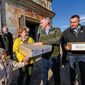 Supreme Knight Patrick Kelly and Youriy Maletskiy deliver Easter care packages to families taking refuge in Rava-Ruska, in western Ukraine.