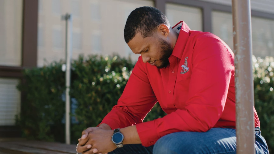 Archie Wright prays the rosary during a council gathering