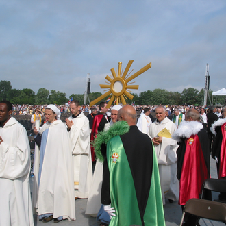 Fourth Degree Knights stand as a monstrance is carried onto the Plains of Abraham field, Quebec City, during the International Eucharistic Congress.