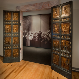 Répliques des portes saintes au sanctuaire national Saint Jean-Paul II.