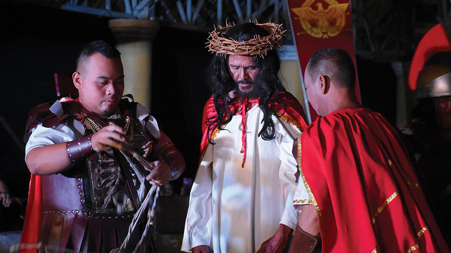 Cast members reenact Christ’s Passion during last year’s Via Crucis performance organized by Porta Vaga Council 4072 in Cavite City, Luzon South. (Photo by Ronald Concepcion)