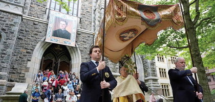 SETON ROUTE | Escorted by members of San Salvador Council 1, Auxiliary Bishop Juan Miguel Betancourt of Hartford carries the Eucharist in procession from St. Mary’s Church to St. Joseph’s Church in New Haven, Conn., as the Seton Route of the National Eucharistic Pilgrimage begins May 19. (Photo by Paul Haring).