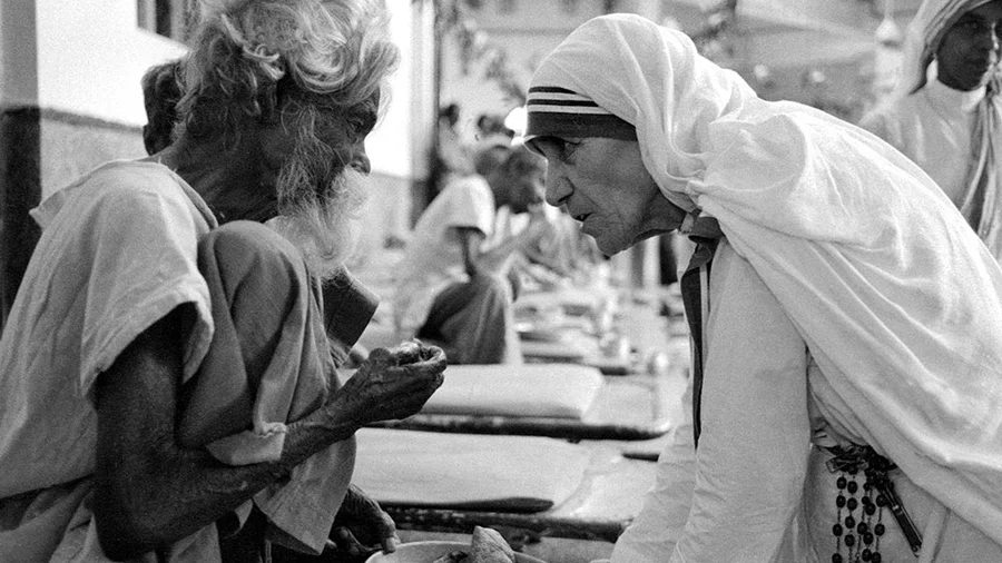 Mother Teresa speaks with an elderly man at the Kalighat home.