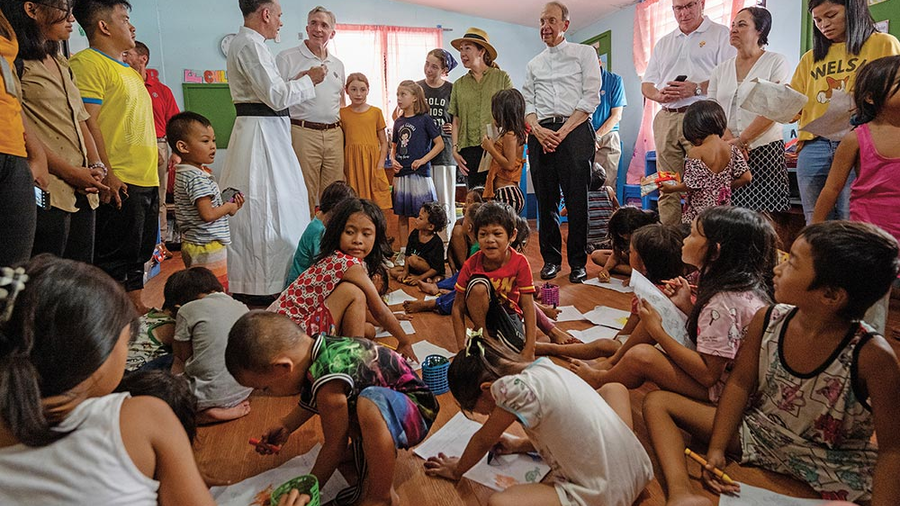Father Matthieu Dauchez (in white cassock), director of the ANAK-Tulay Ng Kabataan Foundation, speaks to the K of C delegation during their visit to one of the foundation’s day care centers in the Aroma neighborhood of Tondo, Metro Manila, on Aug. 21.