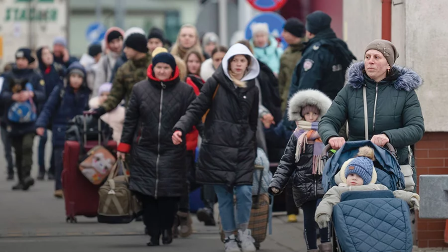 Refugees from Ukraine enter Poland on foot