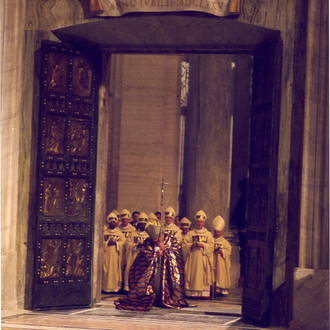 Le pape s’agenouillant et priant aux portes saintes du Vatican avec des cardinaux debout derrière lui.