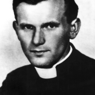 Karol Jozef Wojtyla se fotografía en la época en que se volvió sacerdote.